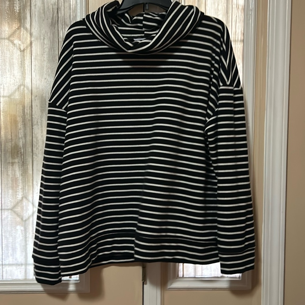 Black white fleece sweater.